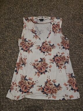 Rue21 White Sleeveless V-Neck Tank with Peach Floral Print